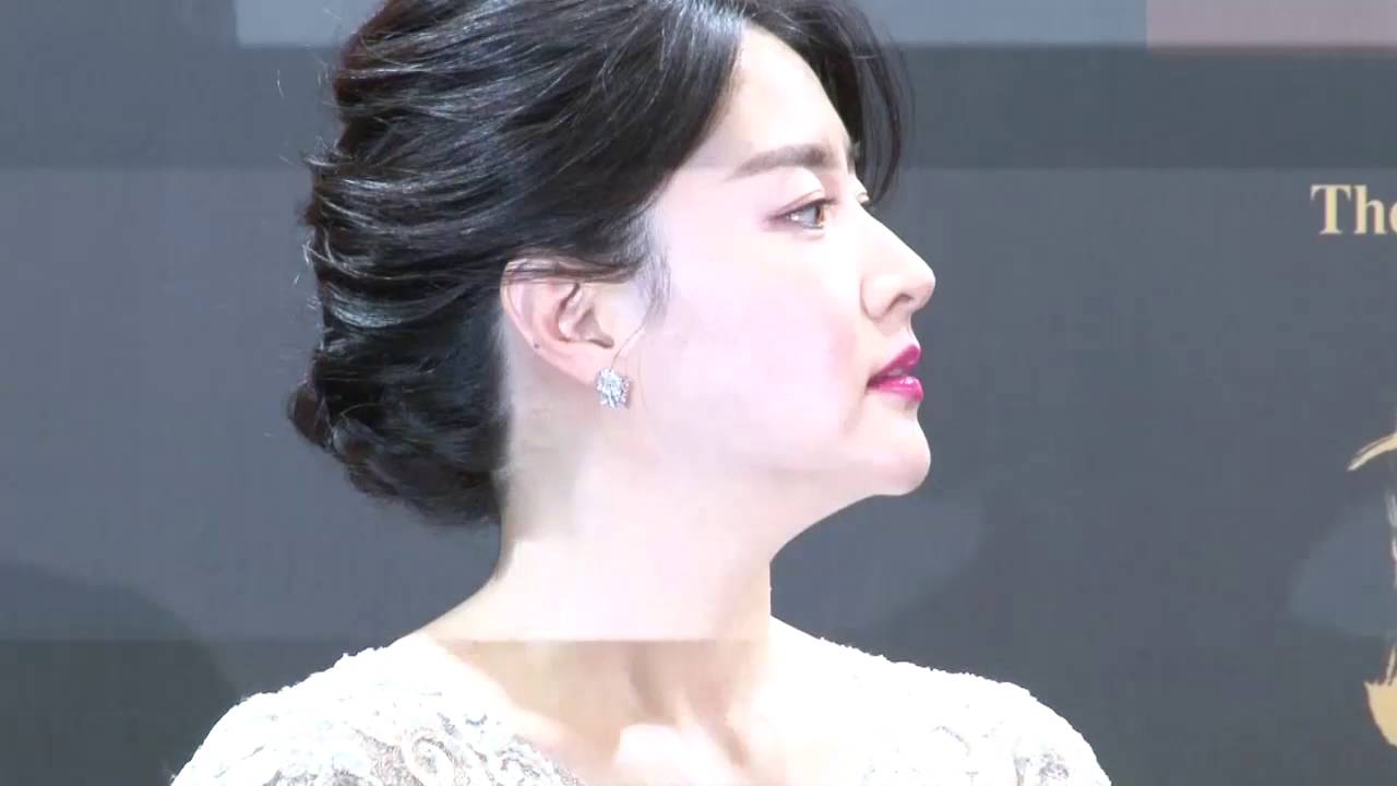 李英愛穿禮服亮相品牌活動 展現女神魅力