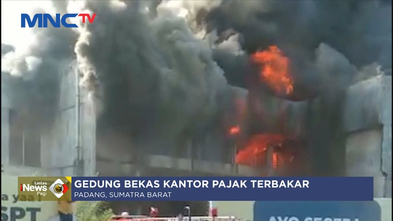 Gedung Bekas Kantor Pajak di Kota Padang Terbakar