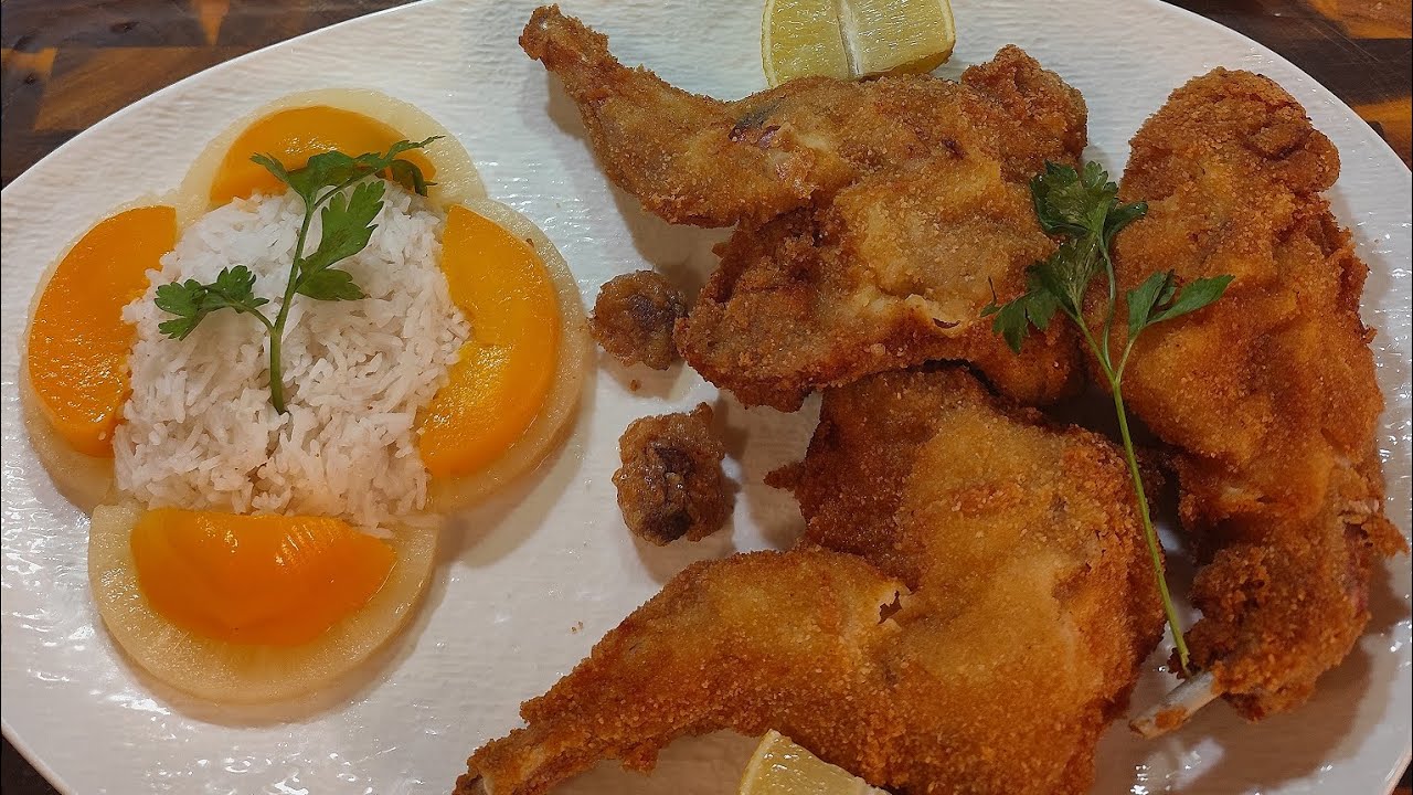 Gebackenes Kaninchen mit Pfirsich und Ananas
