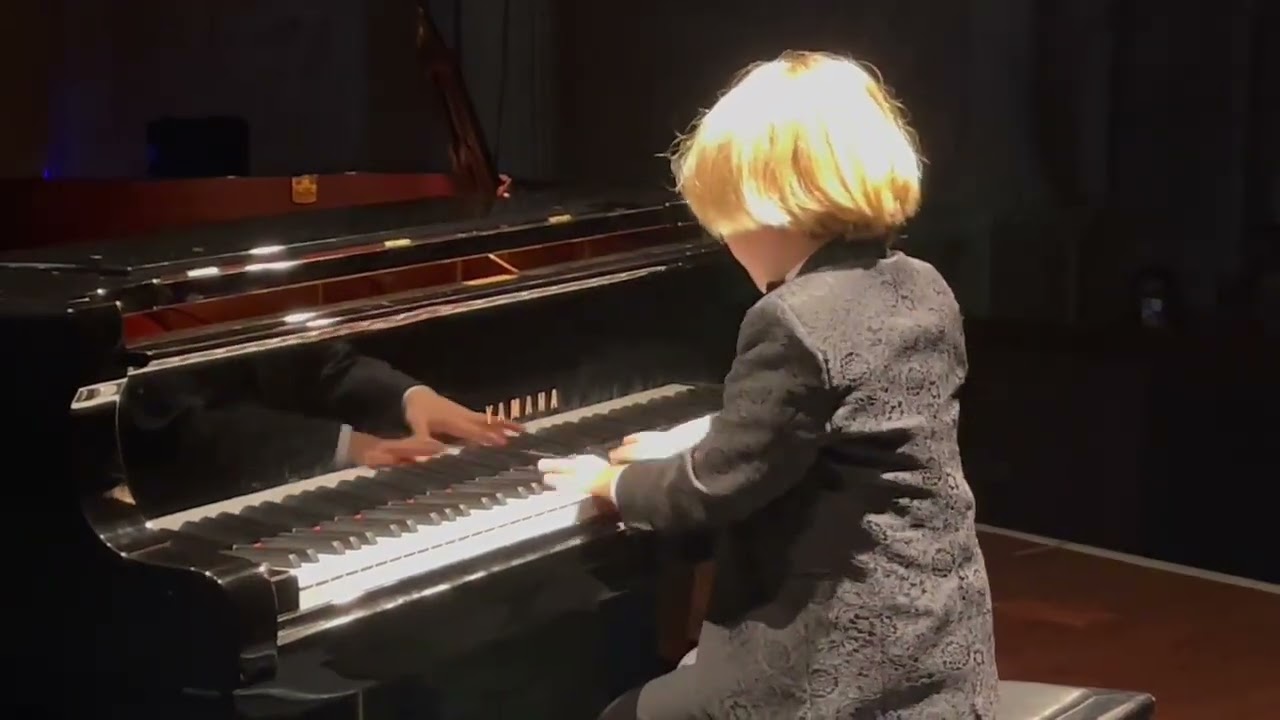 ALBERTO CARTUCCIA CINGOLANI (6YO) plays BERKOVICH Toccata