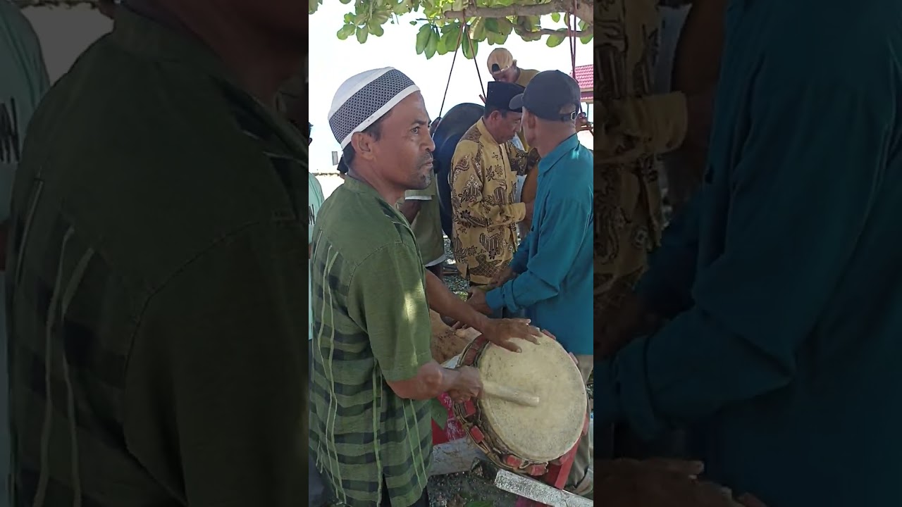 Tarian cakalele di desa bibinoi halsle makuku utara Indonesia Timur