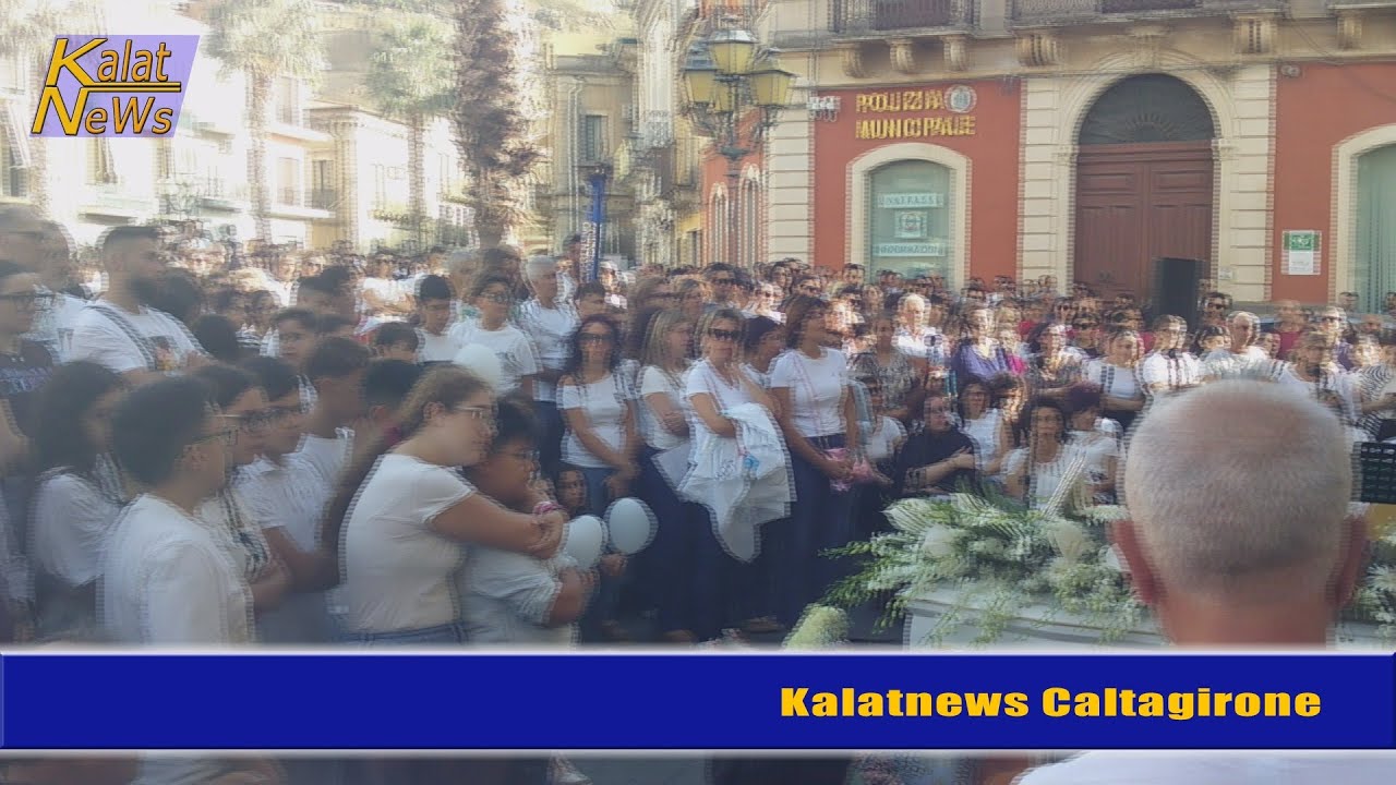 Palagonia, migliaia di persone ai funerali di Simone Lagona celebrati dal vescovo di Caltagirone