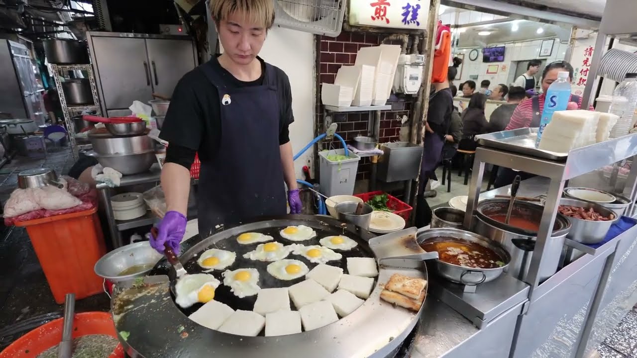 西門町外國觀光客最愛！蚵仔煎在鐵板上滋滋作響的聲音太療癒了 #西門町美食 #台北美食 #天天利 #蚵仔煎 #台北必吃 #streetfood #萬華美食 #Ximending #taipeifood 