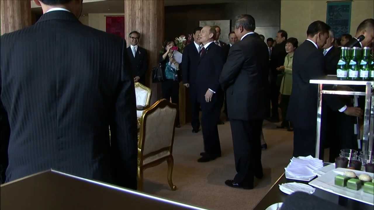 SBY Menyanyikan Lagu Ulang Tahun Sambil Bergitar untuk Presiden Vladimir Putin, 7 Oktober 2013.