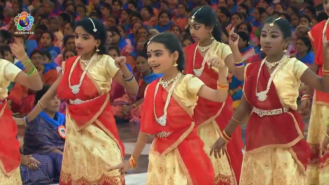 చిత్రావతి అలలు dance performed at Prasanthi Nilayam