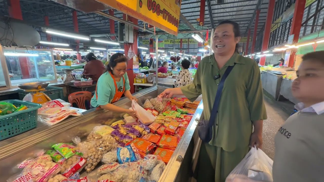 ตลาดวัดธาตุหาดคำ ตลาดที่ตั้งมายาวนาน ลูกค้าก็ยังเยอะสุดๆพาหลานๆเลือกซื้อกับข้าว