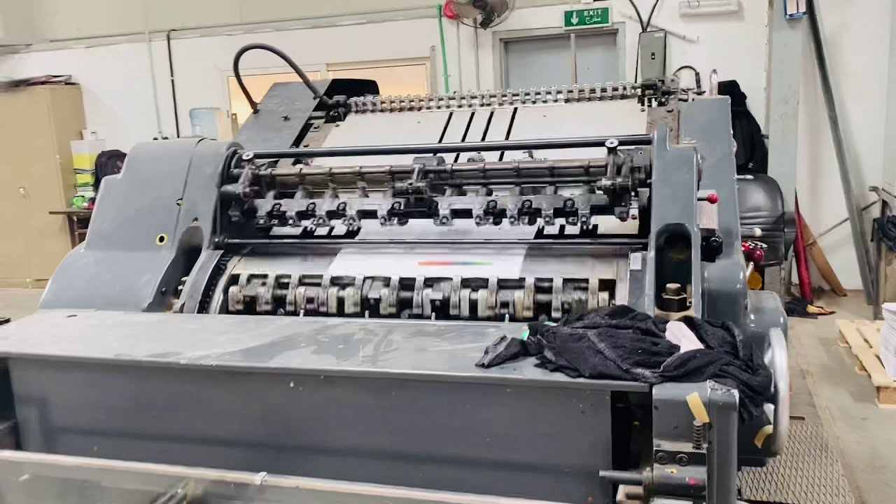 Original heidelberg cylinder Aoto die cutting machine size 64 x 90 cm operate by Expert Young boy