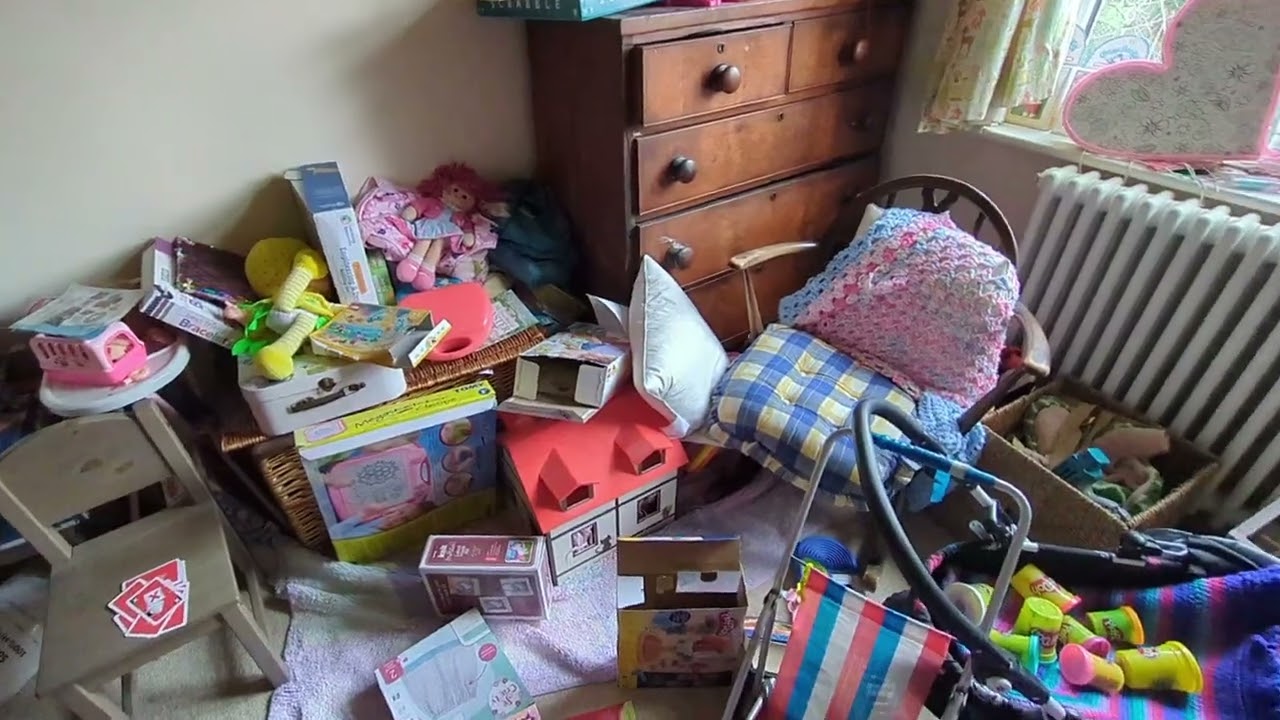 Massive task.  Where should I start with the playroom #declutter #tidy #cleaning #cleaningmotivation