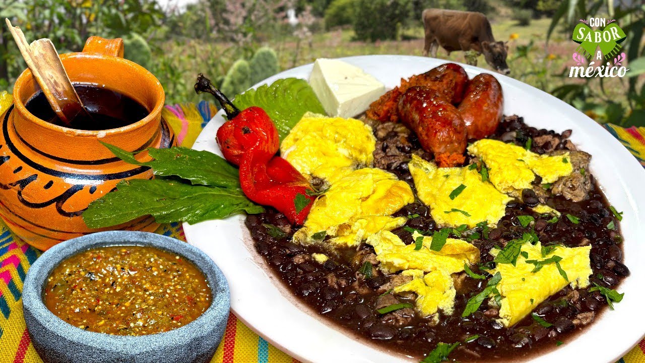 DESAYUNO OAXAQUEÑO, FRIJOLES CON HUEVO A LA CAZUELA Y CHORIZO