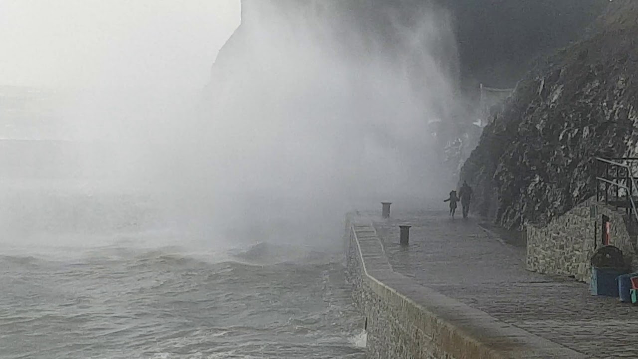 Big waves at Mullion Cove, Cornwall, 3 Mar 2019