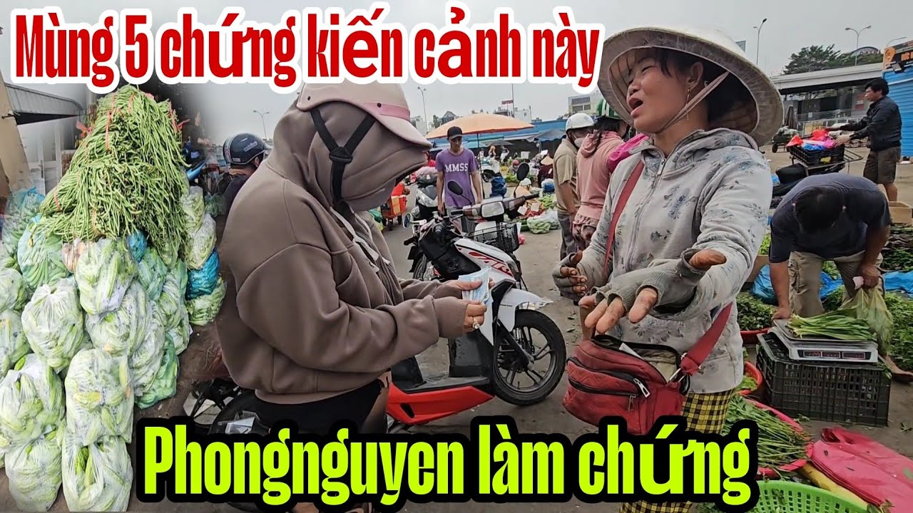 Mùng 5 Tết chứng kiến cảnh này tại chợ Bình Điền thương bà con tiểu thương tặng hàng tấn rau.
