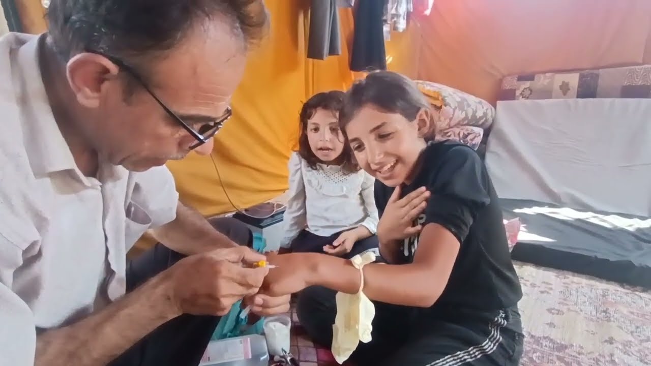 لما بنتك تكون تعبانة تخذها عند دكتور يعطيها ابراة غصب عنها 💉! استحلفكم بالله والرسول تحط لايك وعلق