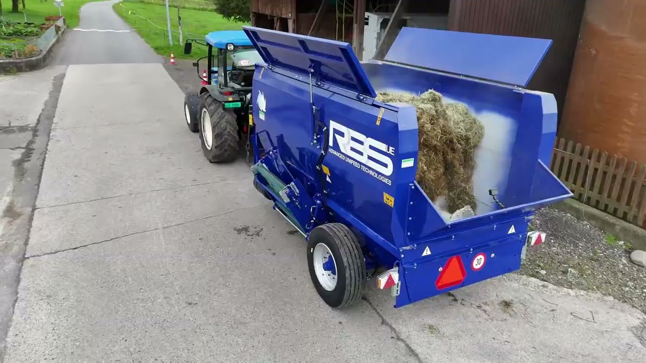 Neuer Horizontaler Futtermischwagen Perseo MX 🇨🇭🐄 im Einsatz auf einem Milchviehbetrieb