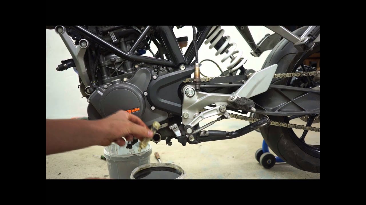 Oil and filter change on the KTM Duke 125, Sony a6000