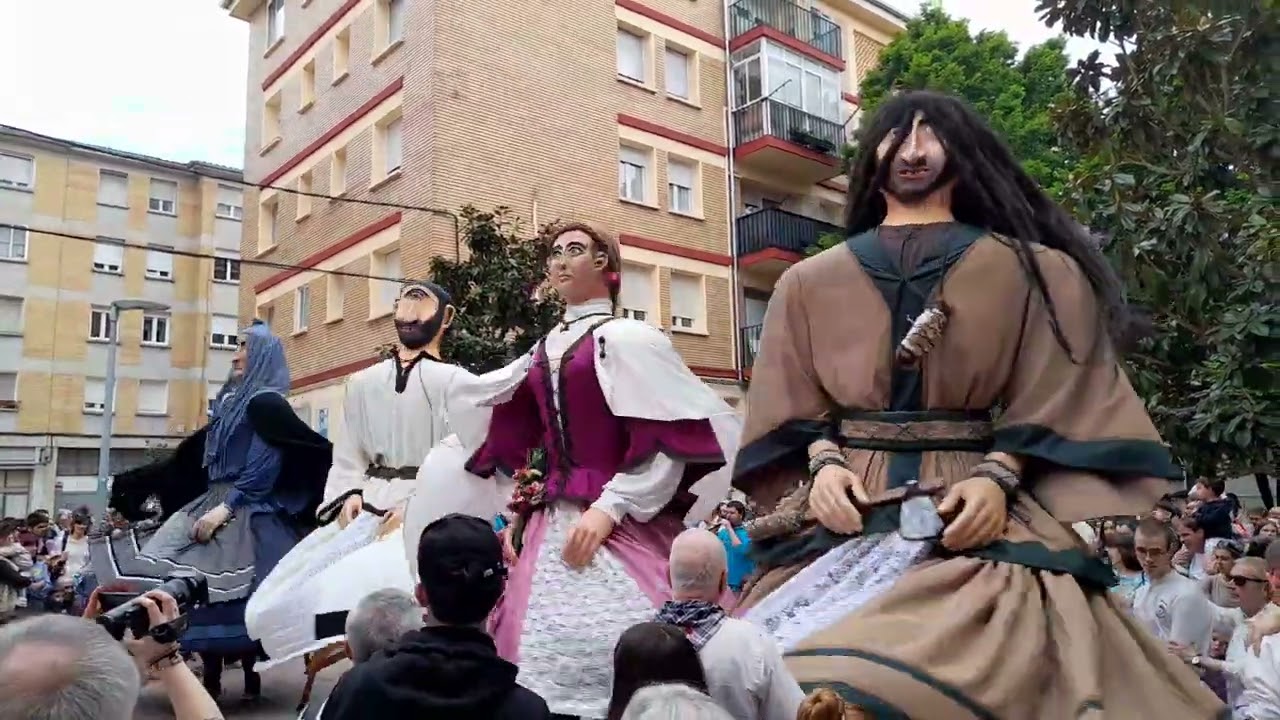 Txantreako erraldoiak 2024ko jaietan/Gigantes de la Txantrea en fiestas 2024