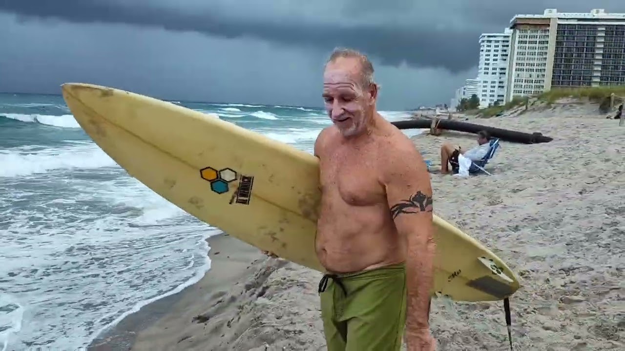 Captain Protein Surfing Adventures 🏄‍♂️🌊🤙#seniorcitizen #surf @BenGravyy @NathanFlorence 