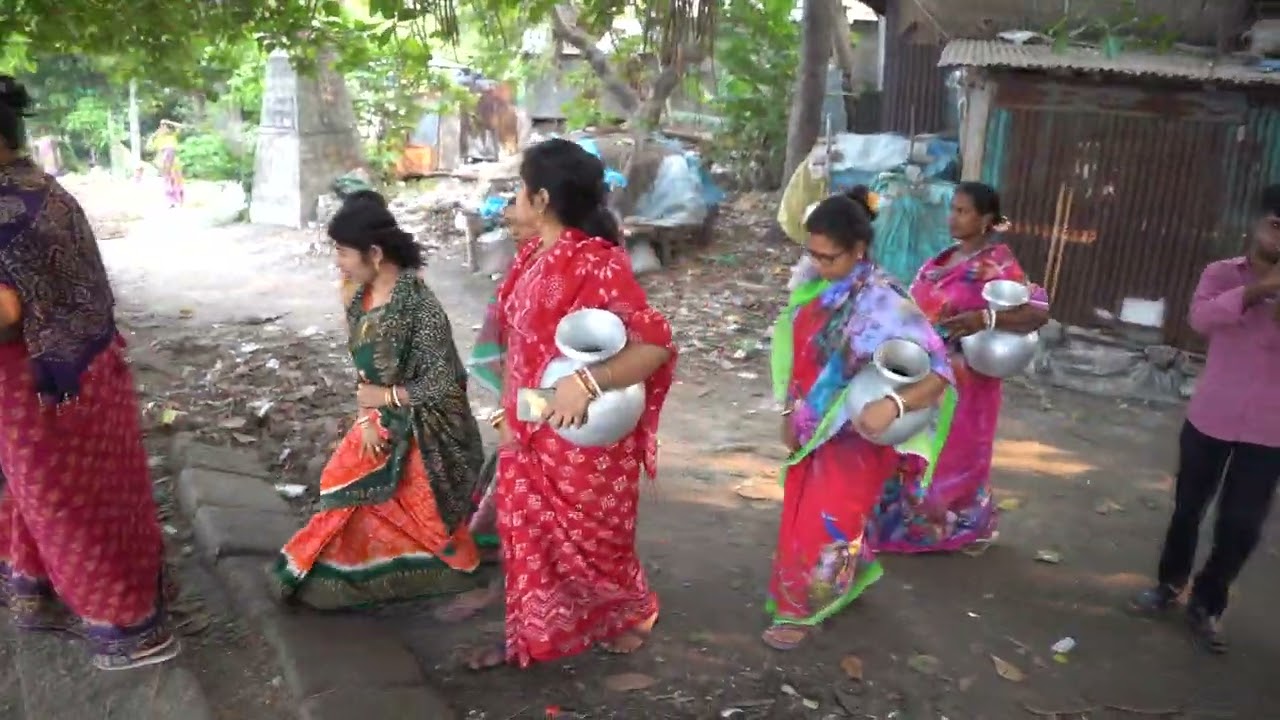 wedding video গ্রামের বিয়েতে গোসলের পানি আনার সময়কার আনন্দ এবং পাড়ার ভাবিদের বিয়ের গীত ও চরম নাচ