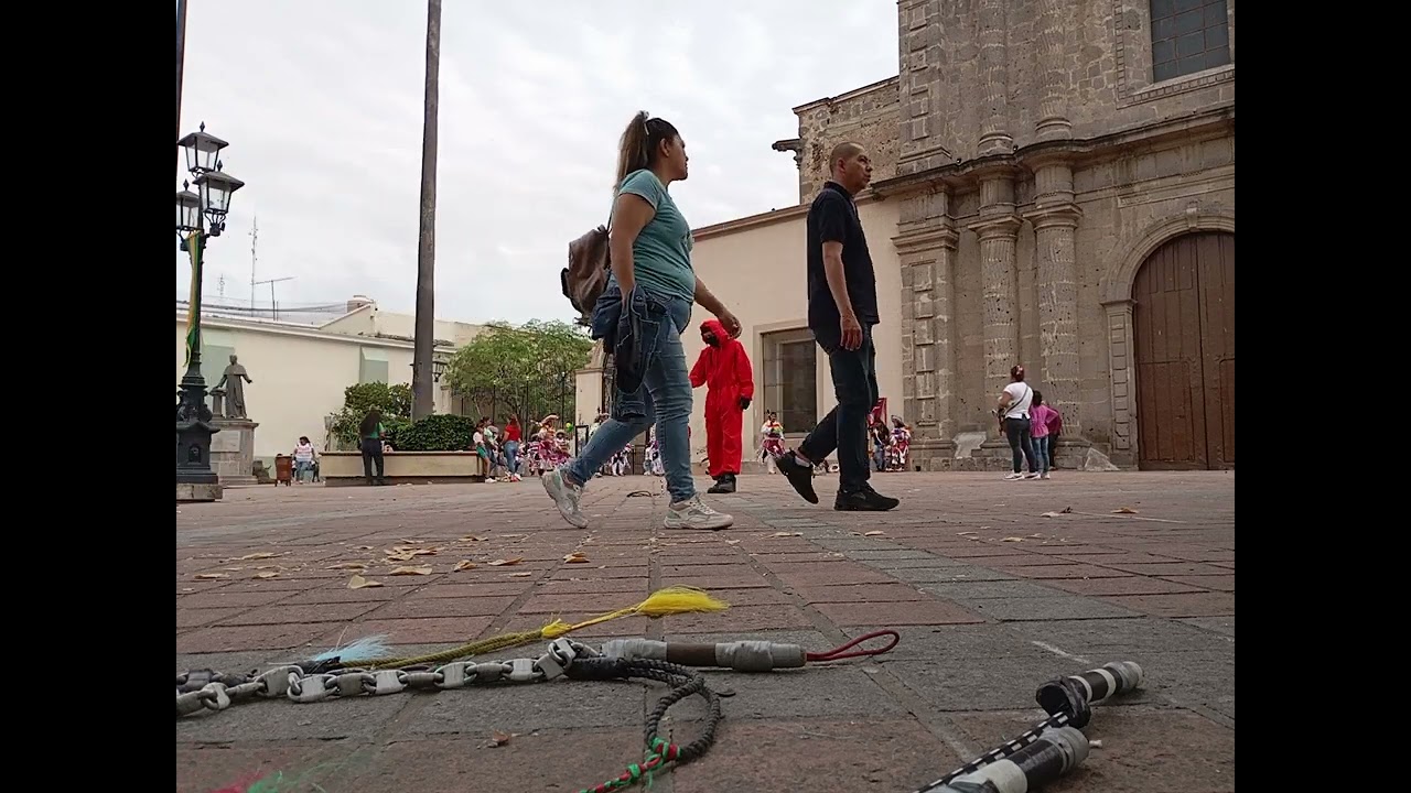 tronando látigos (chicotes) de cadena