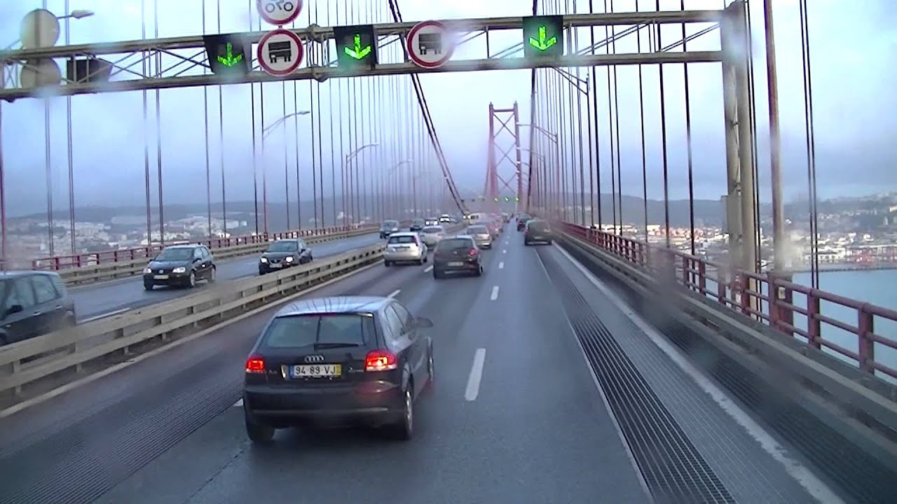 Portugal, von der zahlstelle über die Brücke nach Lisboa, Lissabon. Ponte 25 de Abril mit LKW.MTS