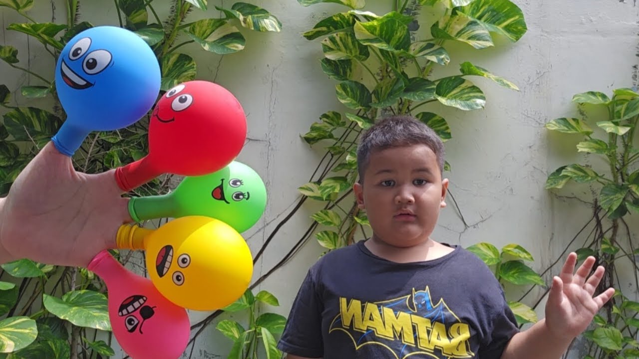 Raffa Bermain mengisi air dalam Balon. Daddy Finger Nursery Rhymes | Learn Colors With Ballons