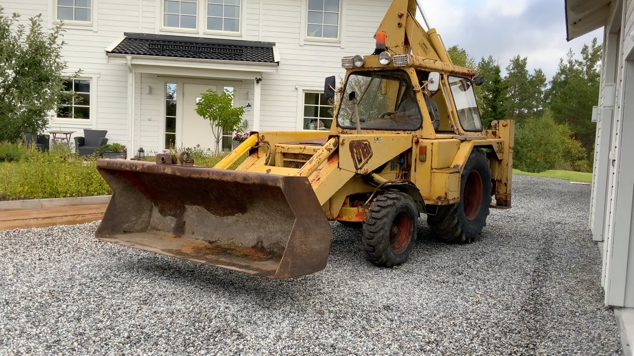Köp Traktorgrävare JCB 3D2 med skopor på Klaravik
