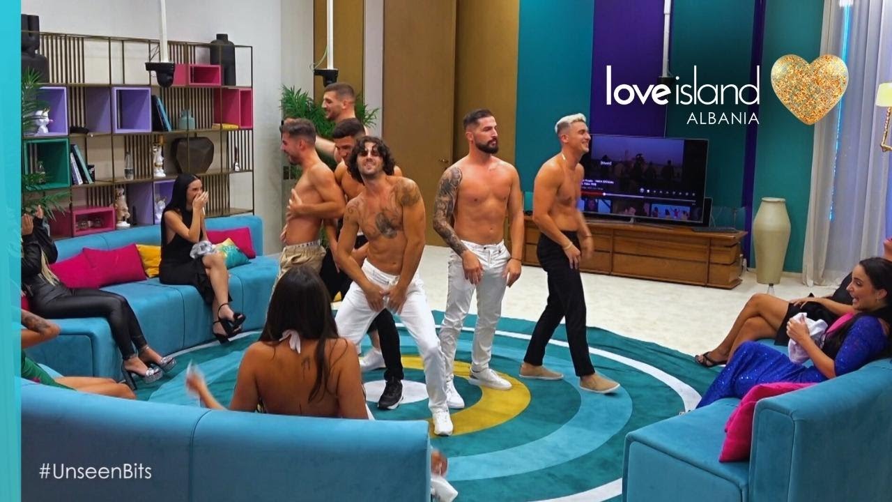 Djemtë surprizojnë vajzat më një kërcim sensual