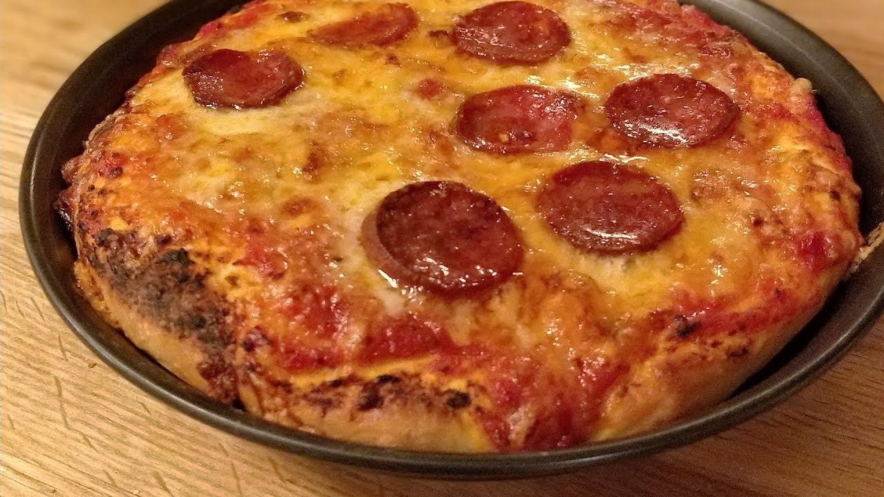 Amerikanische Pan Pizza selber machen - Pizza Hut Stil im Blaublech