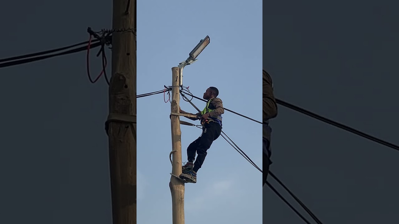 Climbing a pole in a good position of the body 👍