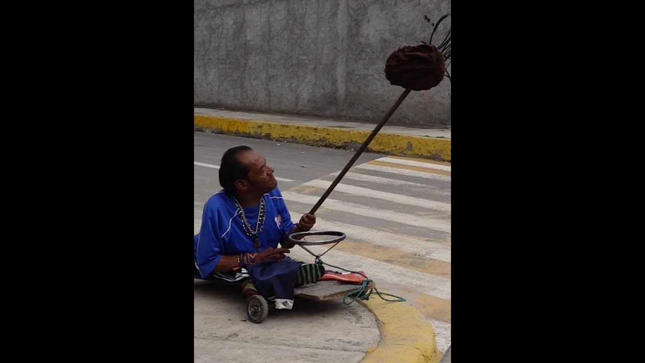 Millonario hace llorar a este señor al quitarle todo el dinero que juntó en el dia