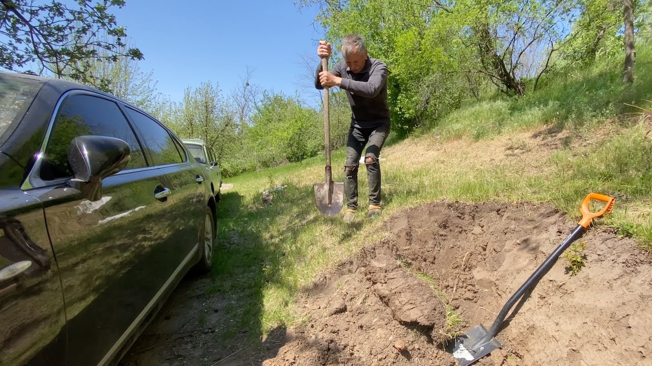 Відкопую майданчик для стоянки авто. Льох набуває свого вигляду.
