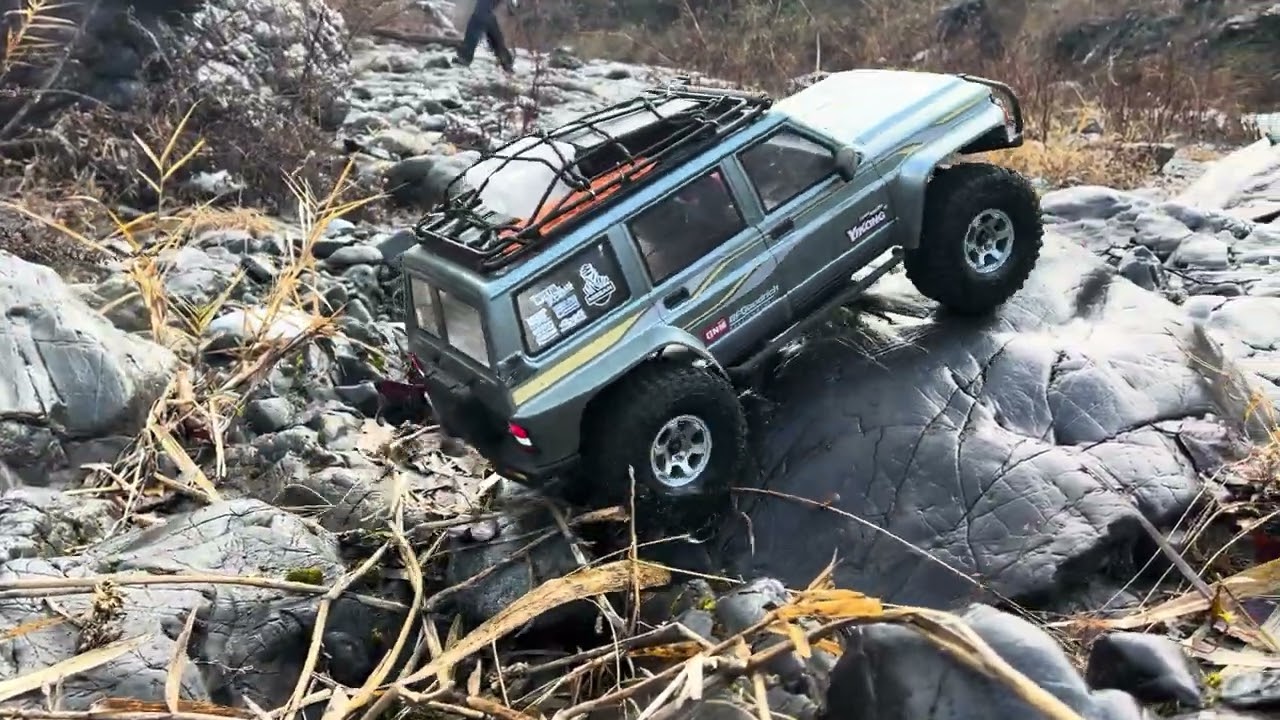 YK4107 NISSAN PATROL Y60 on Mitake Rock