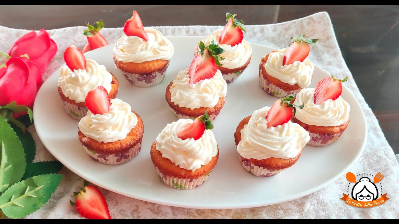 CUPCAKES ALLE FRAGOLE E PANNA: MORBIDI E IRRESISTIBILI