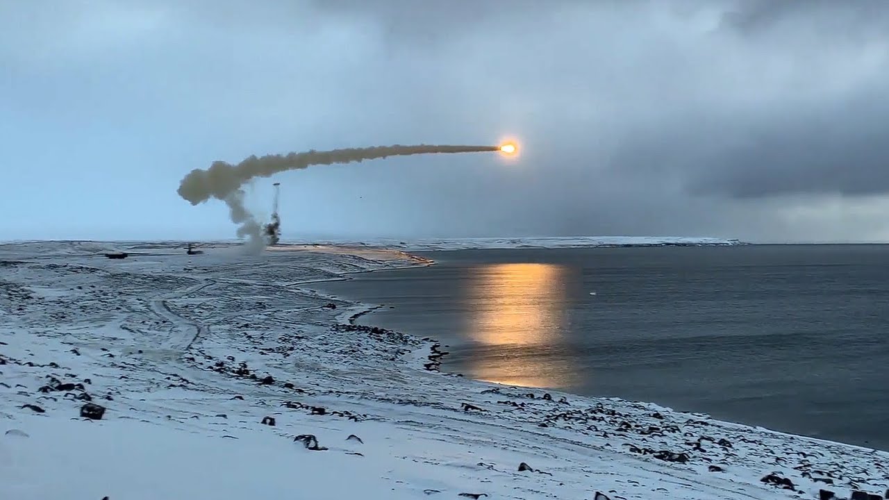 Пуск крылатой ракеты «Оникс» расчетом БРК «Бастион» военной базы «Арктический трилистник»