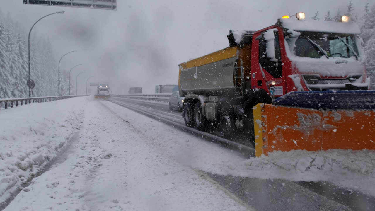 Spazzaneve in azione sull'A22