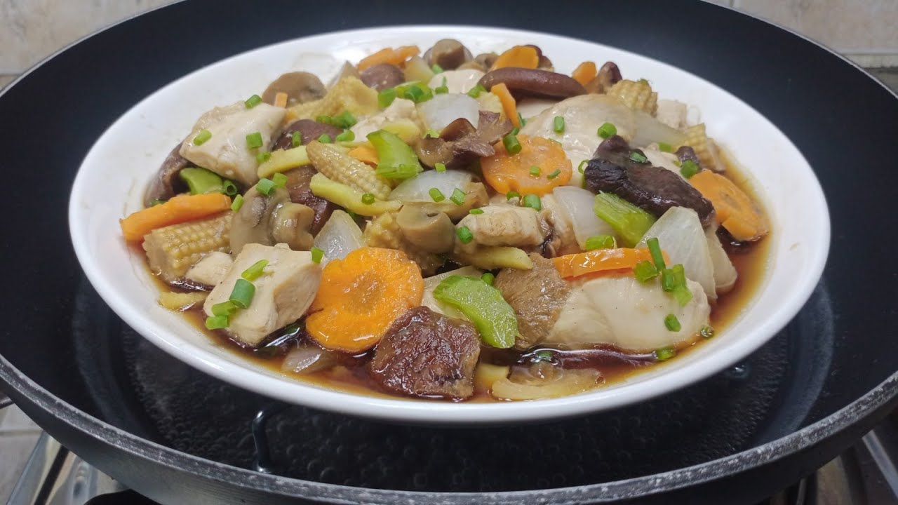IT'S DELICIOUS, HEALTHY AND SUPER EASY STEAMED CHICKEN AND VEGETABLES!