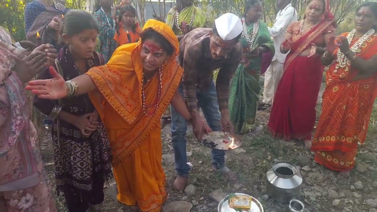 आरती करताना अंगावर काटा आणणारा प्रकार घडला.  देवीने दिला कौल. सगळेच झाले चकित.