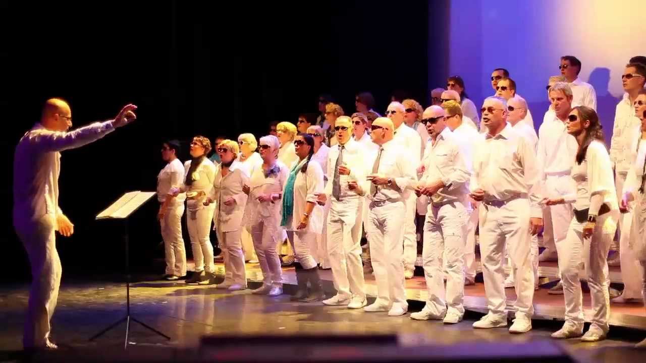 Dit is Popkoor Sing en Swing tijdens het concert 