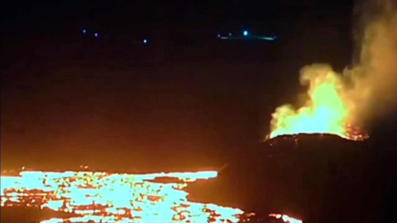 Large UFO Spotted in Volcano Crater in Iceland Grande OVNI Flagrado em Cratera de Vulcão na Islândia
