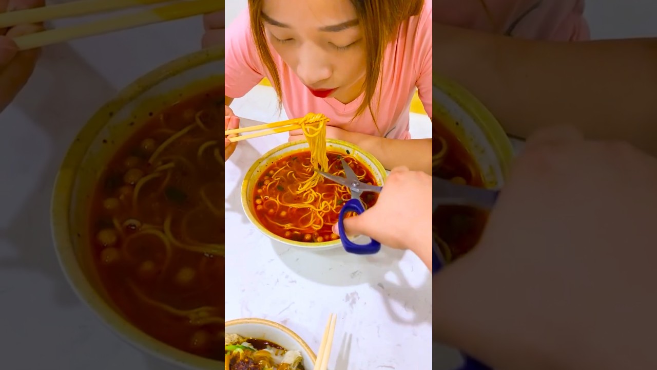 Гаджет чинит жирную лапшу 🍜✨ 