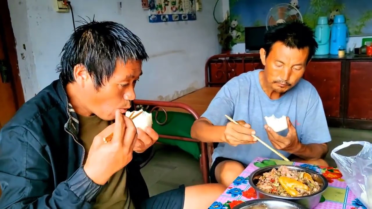 峰真是造肉神器，不管是肥肉瘦肉，还是熟的不熟的只要是肉，绝对不放过😂#我的乡村生活 #嘎嘎好吃