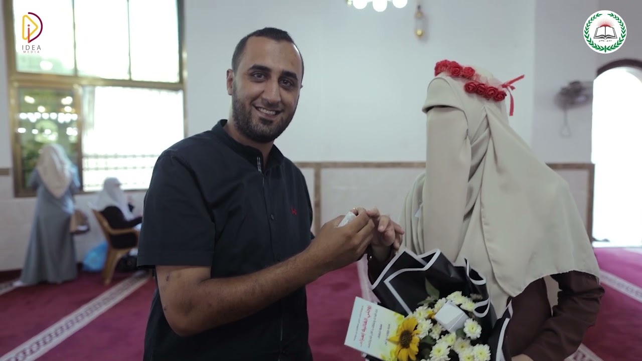 زوج يفاجئ زوجته التي ختمت القرآن الكريم كاملاً ضمن #صفوة_الحفاظ