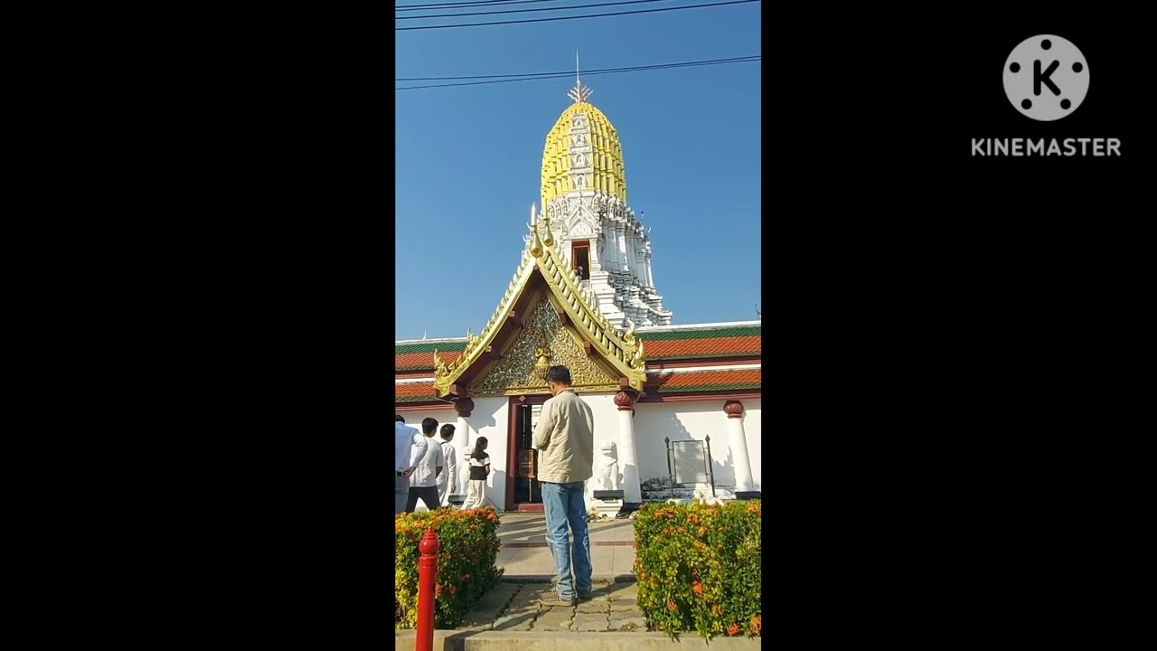 (ประชาชน/จำนวนมาก) เดินขึ้นไปบนพระปรางค์ เพื่อสักการะพระทันตธาตุ