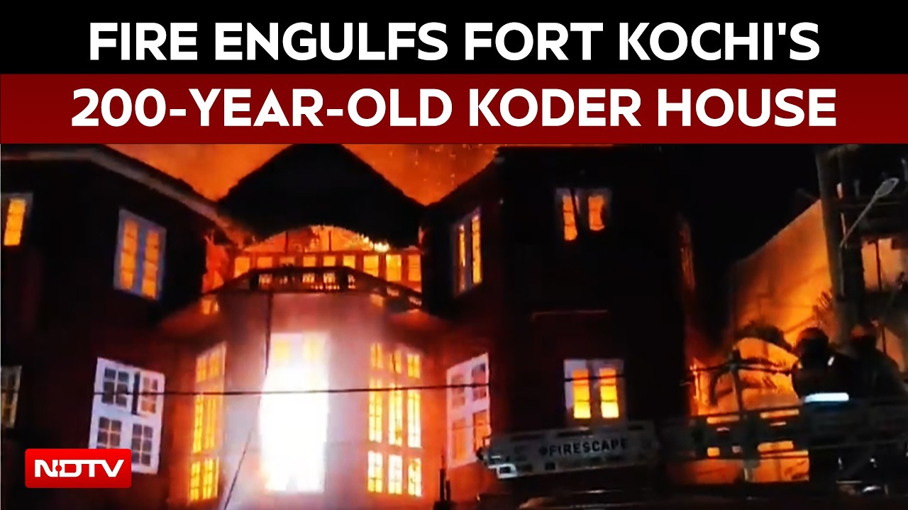 Сильный пожар охватил 200-летний особняк Кодер в форте Кочи