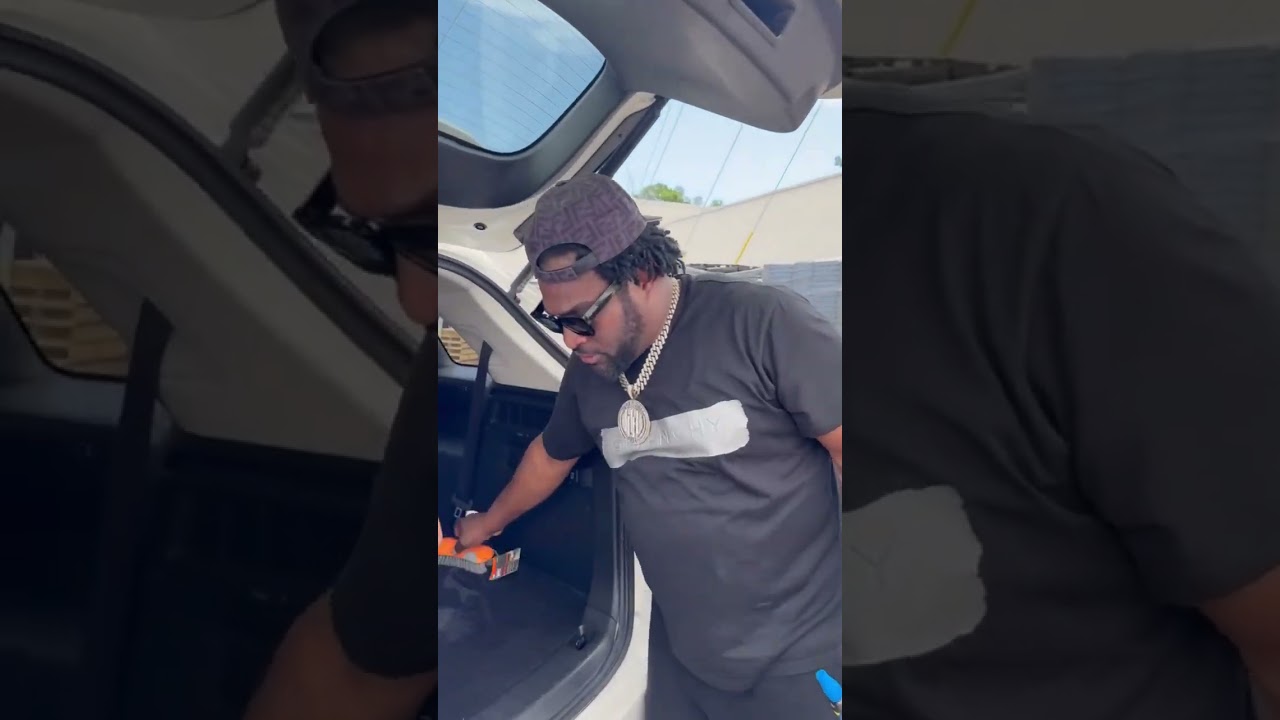 Frank and Cho get caught scrubbing the red stuff that the Hitman leaked in the rental car