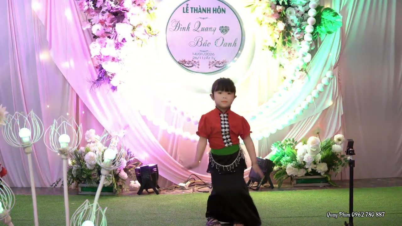 Vũ điệu la la. bé nhí mừng LTH  Đình Quang _ Bảo Oanh đội múa bản Biếng xã Quoài TỞ điện biên