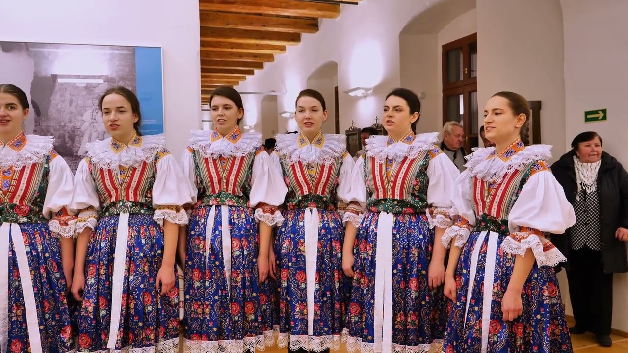 dívčí sbor z FS Svodnica z.s. na výstavě Joži Uprky v Uherském Hradišti