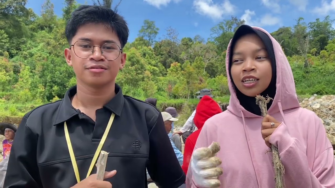 Mahasiswa PMB PGSD UNP Gotong Royong Bersama Masyarakat untuk Memulihkan Irigasi Sawah