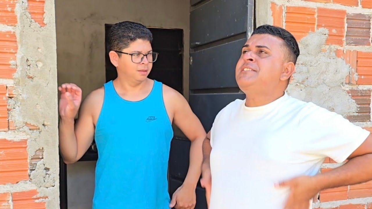 O ajudante armou para o coisado 