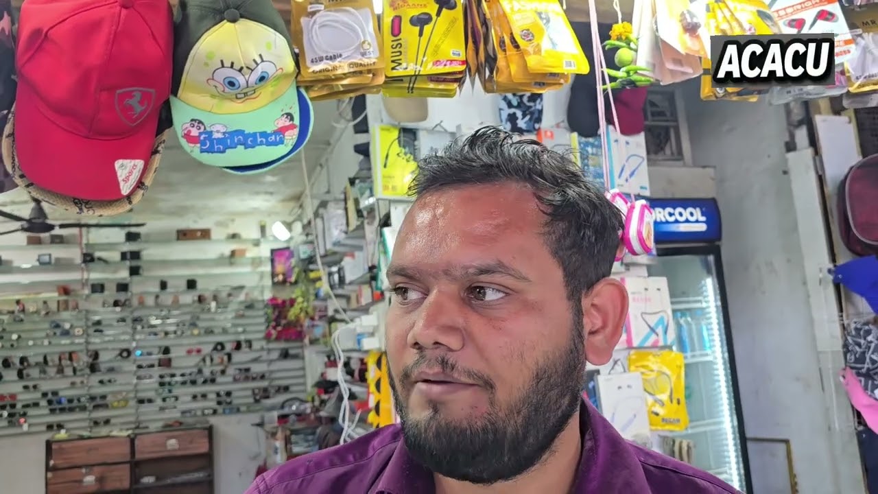 खंडवा के बस स्टैंड की छत का हिस्सा गिरा,बाल बाल बचा दुकानदार.कई बार हो चुका है हादसा