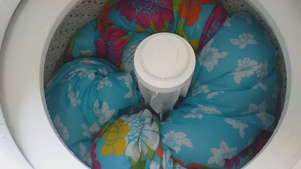 lavadora whirlpool lavando un endredon de cama